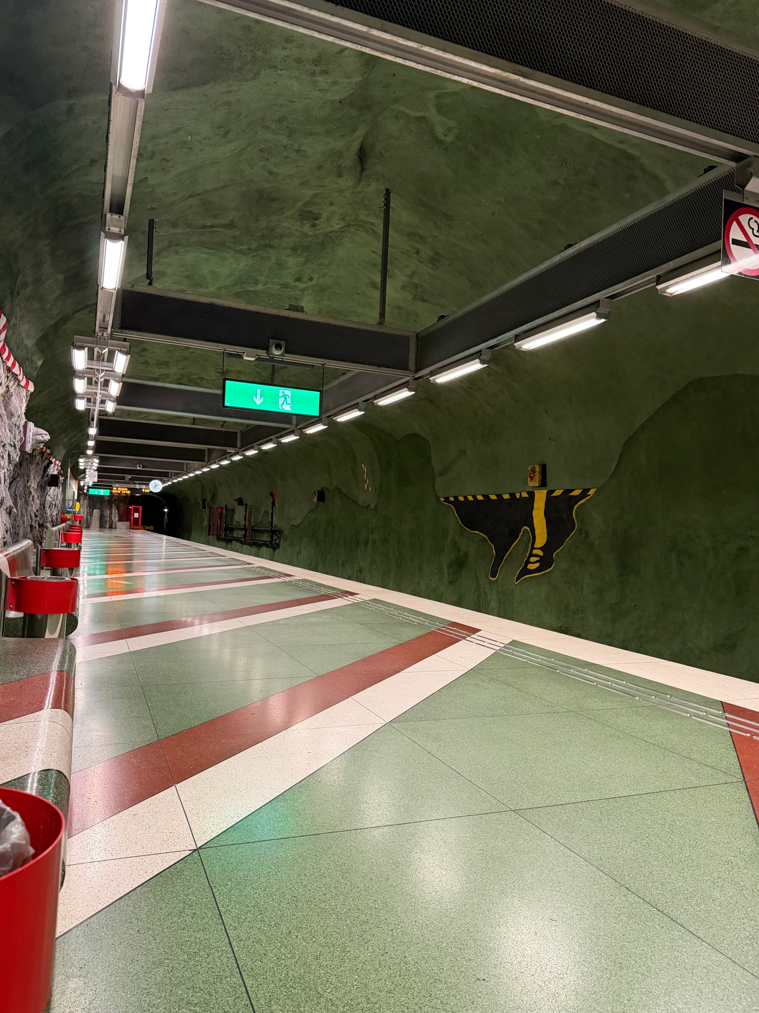 The platform of Kungsträgården subway station